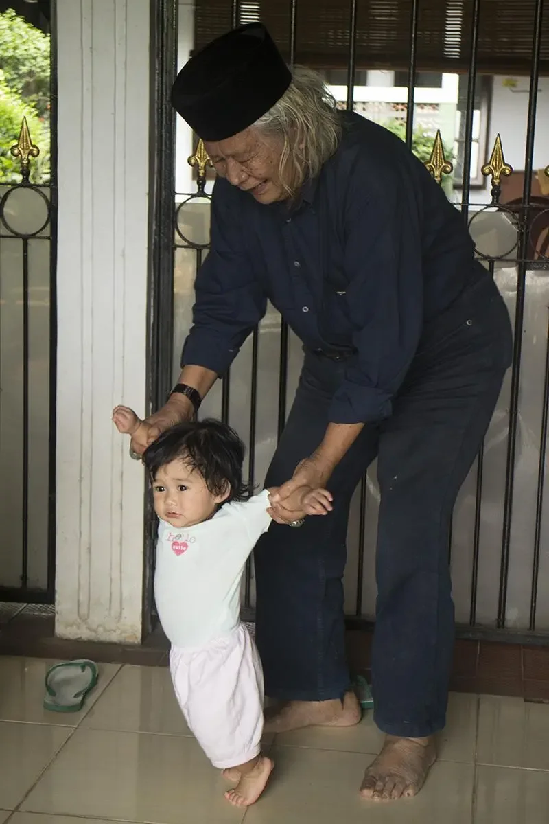 Ayah sedang menuntun Samira berjalan