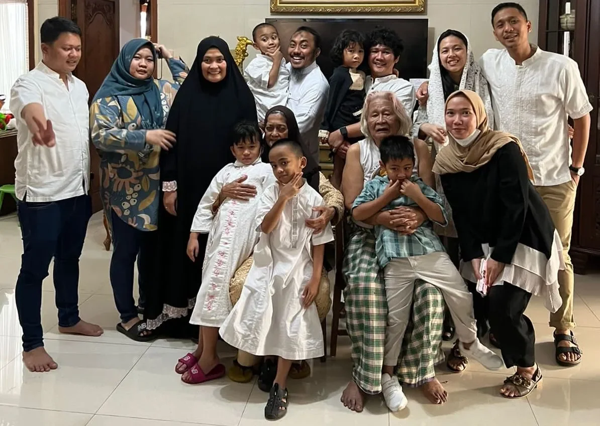 Ayah beserta istri, anak, mantu, dan cucu-cucunya