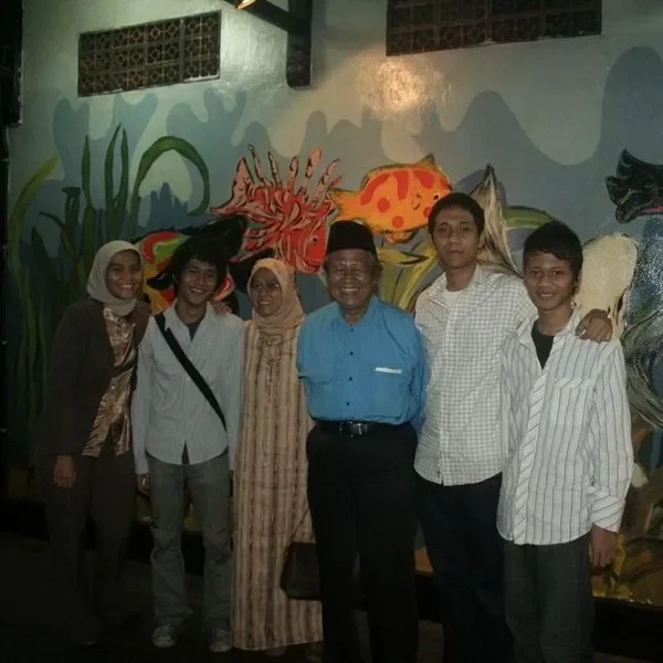 Foto keluarga saat ultah Ayah di Taman Ismail Marzuki