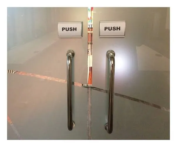 Pintu dengan berbagai indikator yang berlawanan