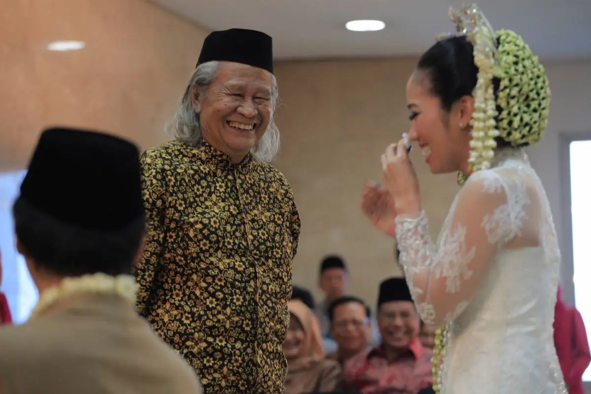Ayah dan kejenakaannya mencairkan suasana akad Rifat-Devi