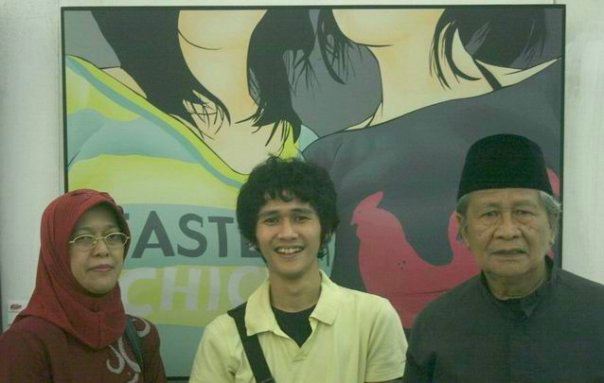 Mama, Rifat, dan Ayah berada di depan karya Rifat