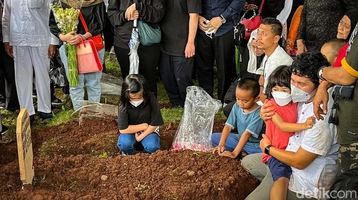 Suasana pemakaman Ayah