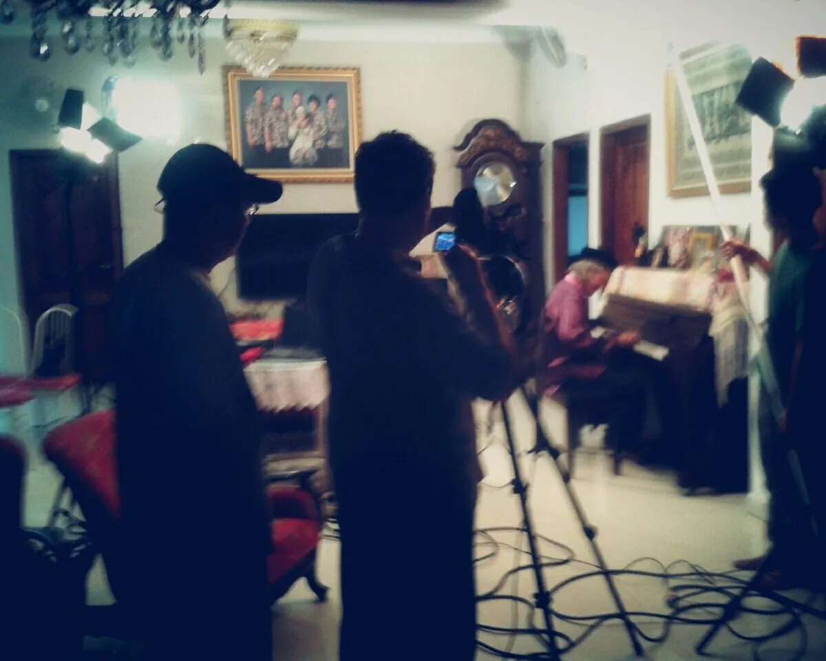 Ayah bermain piano dan direkam oleh kru tv