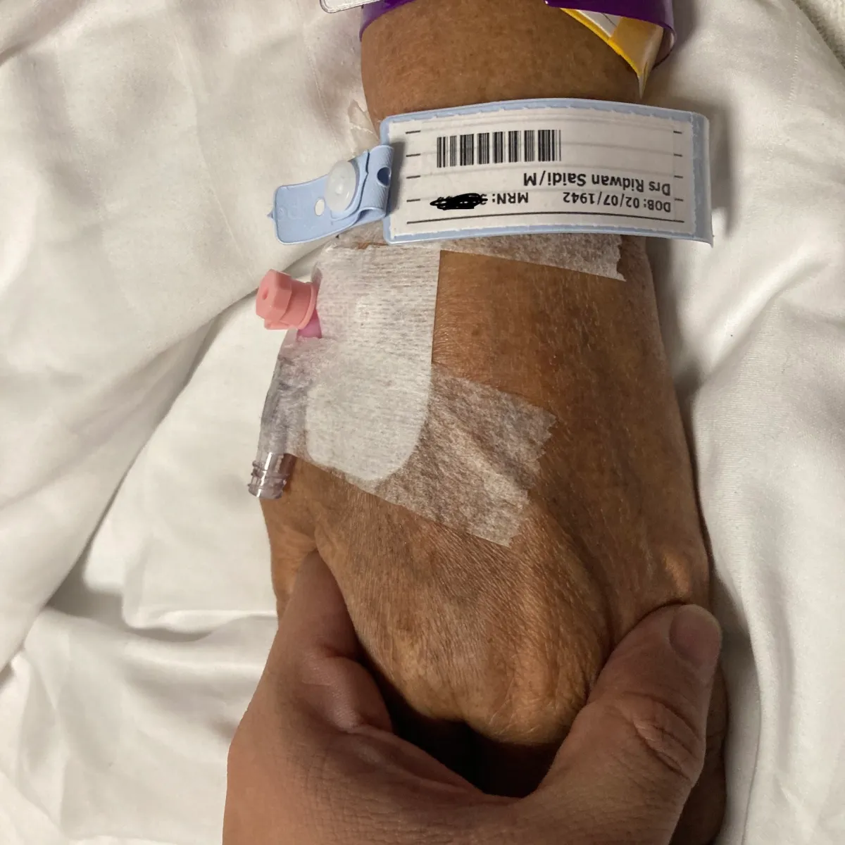 Tangan Rifat menggenggam tangan Ayah